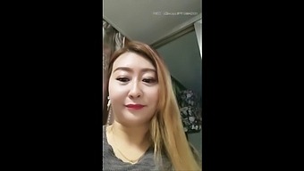 Зряла Азиатска Майка Се Отдава На Соло Удоволствие