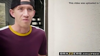 Алексис Фокс И Дани Д Участват Във Видео На Brazzers За Необичайната Работа На Жена