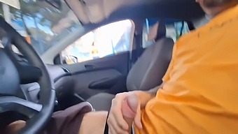 Отдавах Се На Самозадоволяване, Докато Наблюдавах Жена С Непозната Идентичност По Улиците.