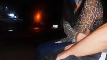 Дали Ще Се Изложа Пред Тази Жена, Която Чака Автобуса? Какъв Ще Бъде Нейният Отговор?