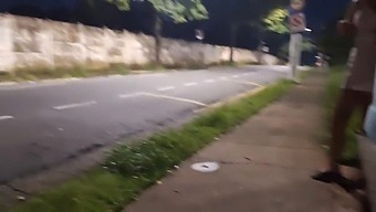 Вълнуваща Среща С Непознат На Автобусната Спирка И Ръчна Работа