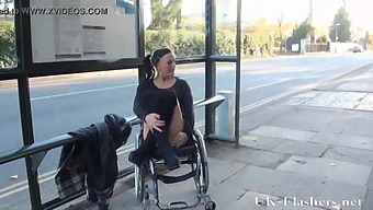Обществена Експозиция На Възрастен Изпълнител С Увреждания И Фигура, Подобна На Принцеса, Които Се Излагат На Публично Място